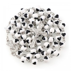 Ruženec s menom biely s čiernymi srdiečkami