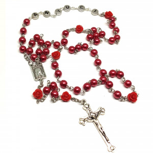 Ruženec s menom červený perlový s červenými ružami