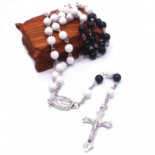 Ruženec s menom čierno-biely